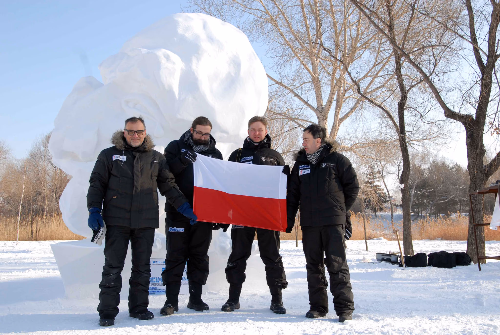 Polscy rzeźbiarze podczas festiwalu rzeźby w śniegu w Harbinie