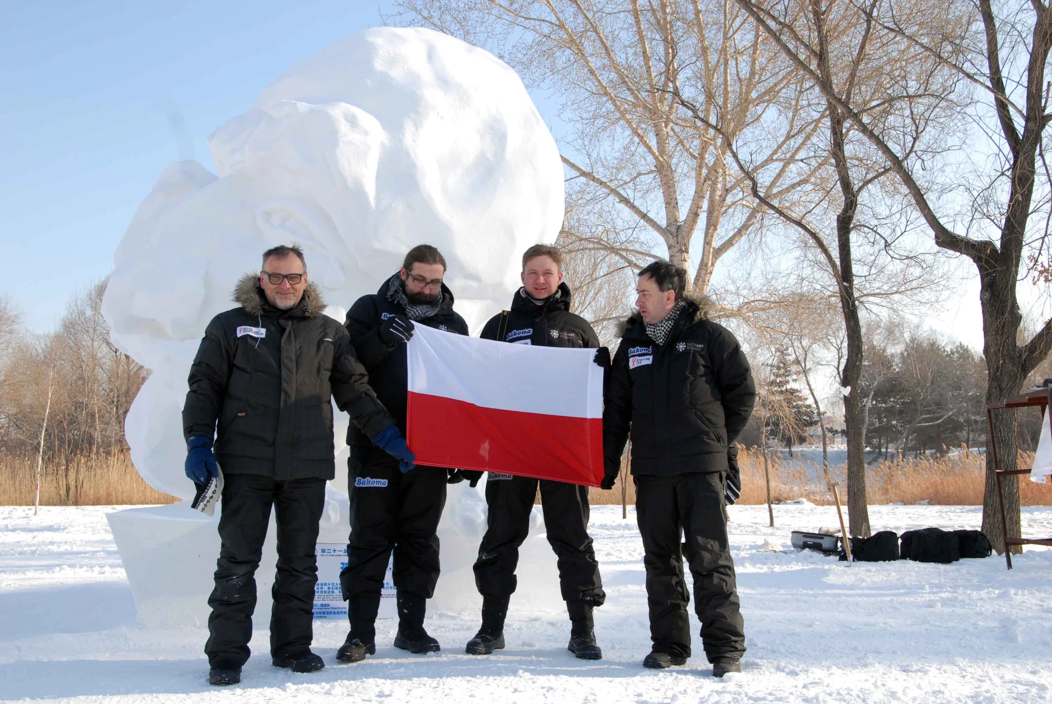 Polscy rzeźbiarze podczas festiwalu rzeźby w śniegu w Harbinie
