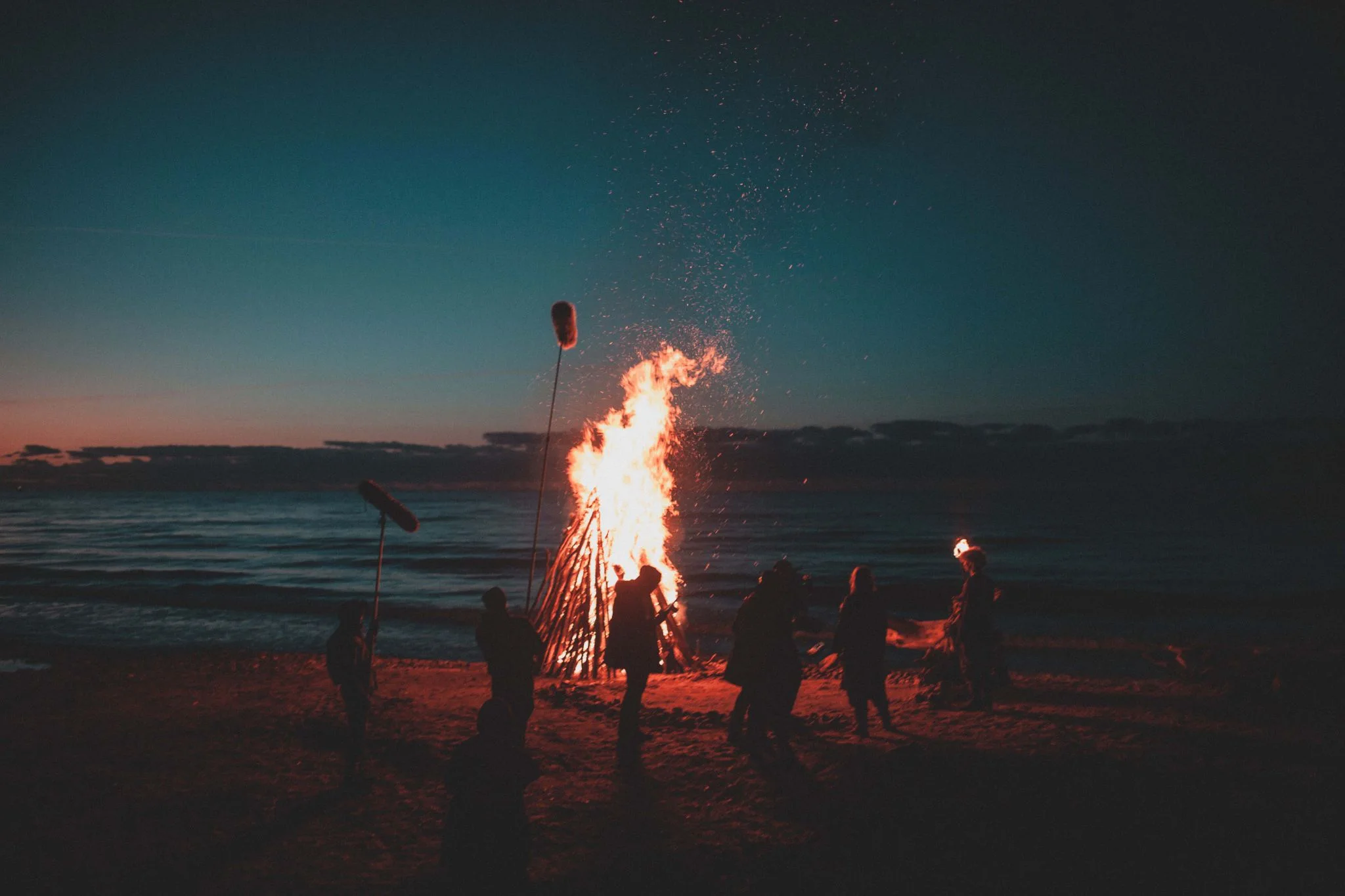 Plan filmowy przy ognisku na plaży